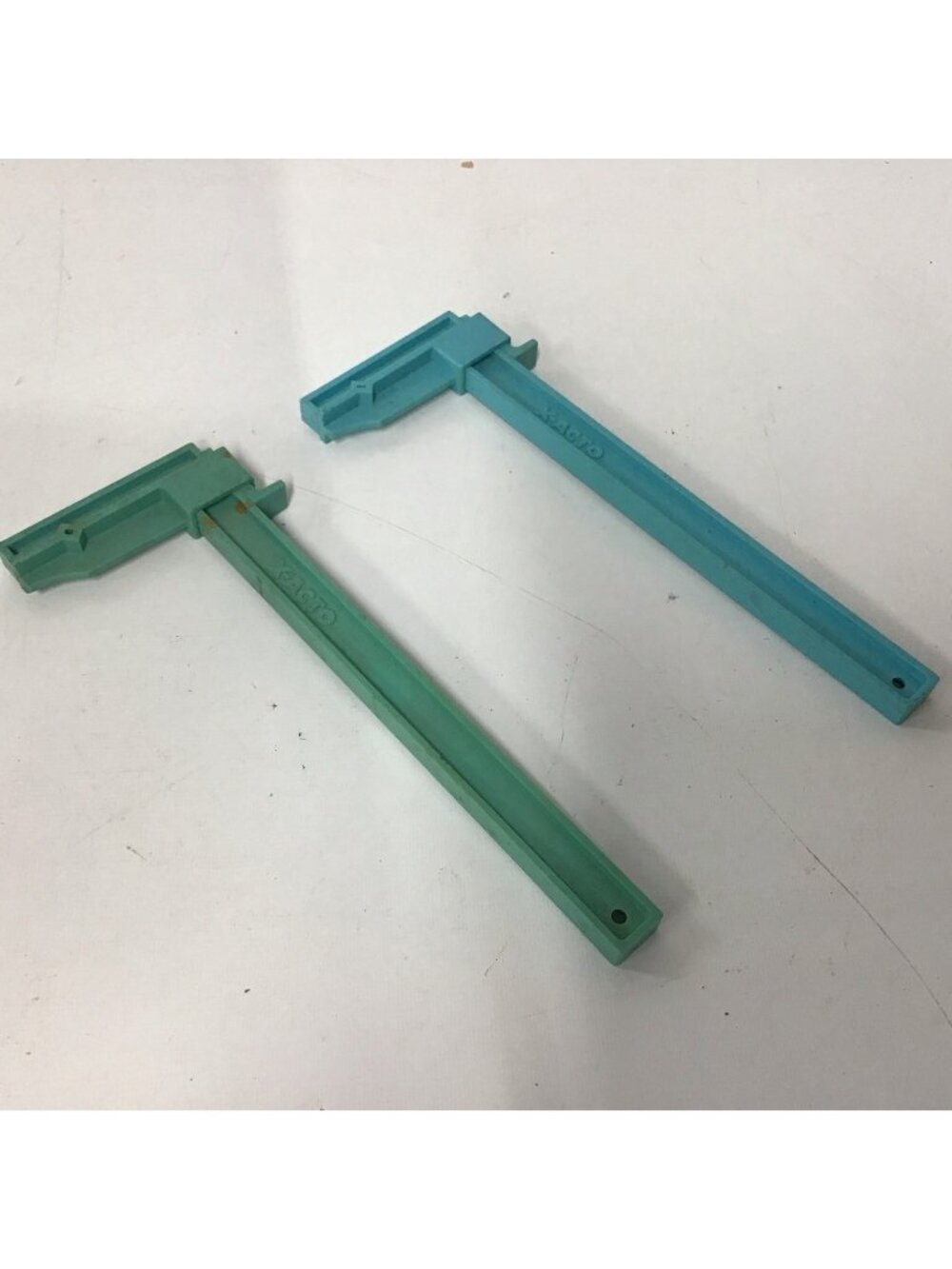 X-Acto X7004 7" Plastic Clamps 2 Pc Set Model Miniature Craft Gluing Hand USED